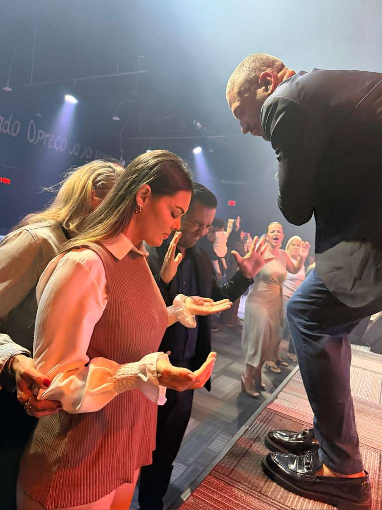 Milagres Tour — público orando junto ao palco